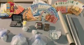 Arrestato mentre acquista droga travestito da donna