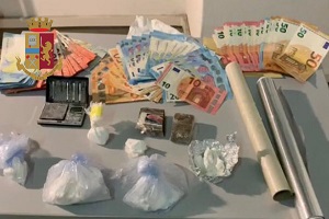 Arrestato mentre acquista droga travestito da donna