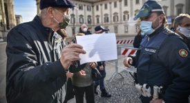 Anziani in coda per vaccinarsi in Duomo
