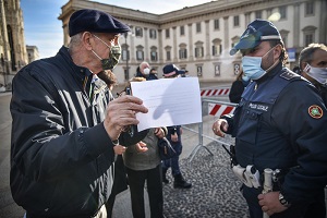 Anziani in coda per vaccinarsi in Duomo