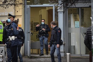 Rapina una banca e fuggono dalle fogne