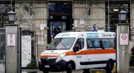 Donna precipita dalla finestra e muore