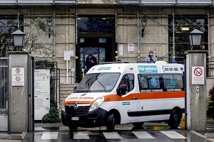 Donna precipita dalla finestra e muore