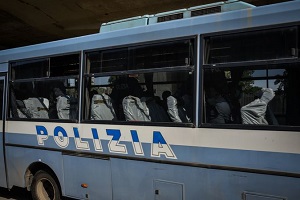 Senegalese aggredisce agenti al CAS di via Corelli