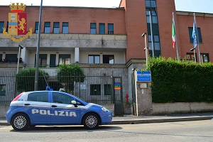 Furto in un'auto: due arresti Arrestati due spacciatori con mezzo chilo di droga
