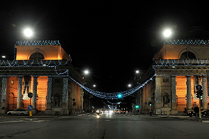La città si illumina nel segno della sobrietà e della speranza