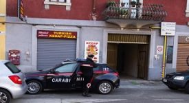 Uomo accoltella moglie e suocera