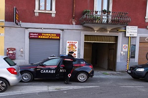 Uomo accoltella moglie e suocera