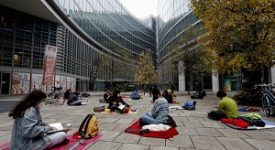 Fontana incontra gli studenti sotto la Regione