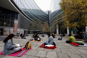 Fontana incontra gli studenti sotto la Regione