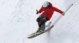 la regione delle Olimpiadi 2026 si schianta sugli sci