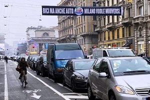 Ciclabili: striscione fraintendibile di Forza Italia e Maran ringrazia
