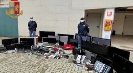 Sequestrata refurtiva e allontanati 40 abusivi in via Medici del Vascello
