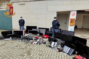 Sequestrata refurtiva e allontanati 40 abusivi in via Medici del Vascello