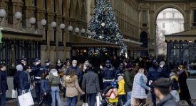 Tutti in coda per fare shopping e un ultimo spritz