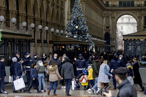 Tutti in coda per fare shopping e un ultimo spritz
