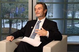 Fontana: Lombardia può evitare altre restrizioni Fontana: 19/20 rischio fuga dal Nord Fontana: divieto a spostamenti fra comuni a Natale fatto Lunare