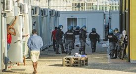 “Ieri sera 4 migranti si sono feriti durante una protesta al Centro di permanenza per i rimpatri di via Corelli, tre di loro sono arrivati Penalisti: nel CPR situazione esplosiva
