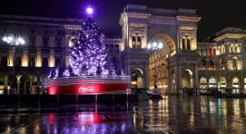 Acceso l’albero in piazza Duomo