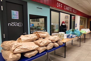 Spesa natalizia sospesa nel mercato comunale di viale Monza