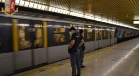 Senegalese salta i tornelli e aggredisce agenti della polmetro