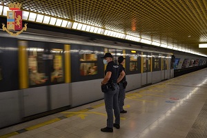 Senegalese salta i tornelli e aggredisce agenti della polmetro