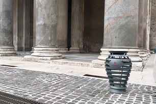 I nuovi cestini della Raggi sembrano urne cinerarie