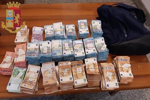 Arrestato con documenti falsi e 300mila euro nello zaino