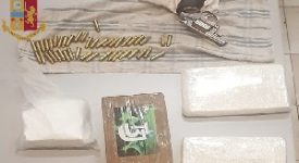 Sequestrati 3,7 kg di cocaina, contanti e due pistole clandestine