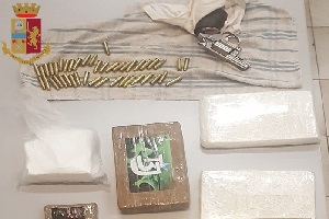 Sequestrati 3,7 kg di cocaina, contanti e due pistole clandestine