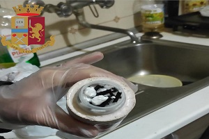 Arrestato marocchino che spacciava dalla finestra