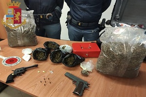 Un arresto per detenzione d'armi e spaccio