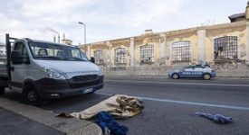 Senzatetto si da fuoco in via Sammartini