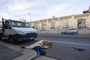Senzatetto si da fuoco in via Sammartini