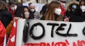 Protesta degli albergatori davanti alla Prefettura