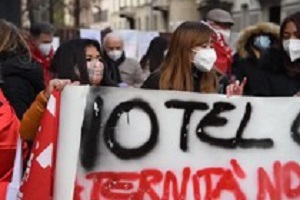 Protesta degli albergatori davanti alla Prefettura