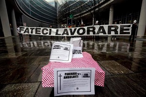 Protesta dei lavoratori davanti alla Regione
