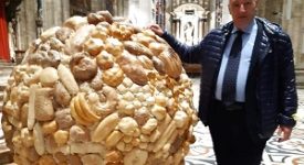 Il globo di pane della solidarietà sull'altare di Sant'Eustorgio