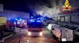 Incendio di fronte a sede Amazon