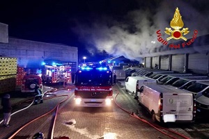 Incendio di fronte a sede Amazon