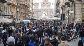 Folla in centro nonostante l'appello di Sala