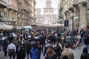 Folla in centro nonostante l'appello di Sala