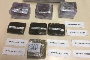 Contrassegnava l'hashish con le immagini di calciatori: arrestato Arrestati due pusher e sequestrati oltre 20 mila euro e 6 etti di hashish