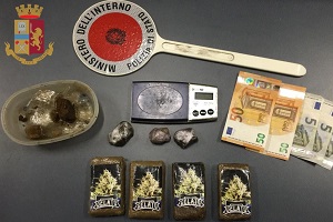 Spacciavano nell’agenzia immobiliare e in taxi