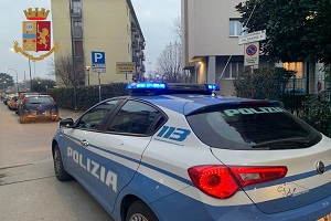 Rapinatore in bici si schianta contro una volante Intensificati i controlli anti Covid-19 della PoliziaFuga di monossido: la Polizia salva nonna e nipotini