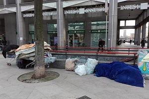 Clochard muore di freddo con 100.000 euro in banca