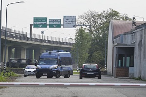Via Corelli. De Corato (FdI): immigrati si feriscono per evitare il rimpatrio Appello per chiudere i CPR. Fidanza (FdI): richiesta marziana