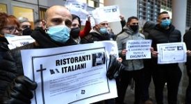 Protesta dei ristoratori davanti a Regione Lombardia