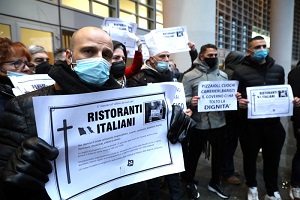Protesta dei ristoratori davanti a Regione Lombardia