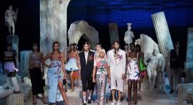 Versace sfila fuori dalla settimana della donna